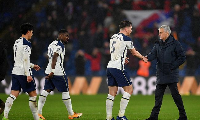 中国国乒在2025成都混合团体世界杯中以6连胜结束第二轮，孙颖莎在梁靖崑失利后积极复盘，展现团队凝聚力与个人关怀。